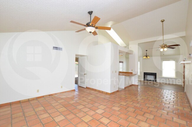 Foto del edificio - 1559 E Drake Dr