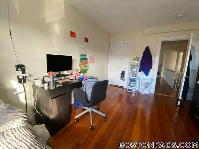 Building Photo - 354 Main St