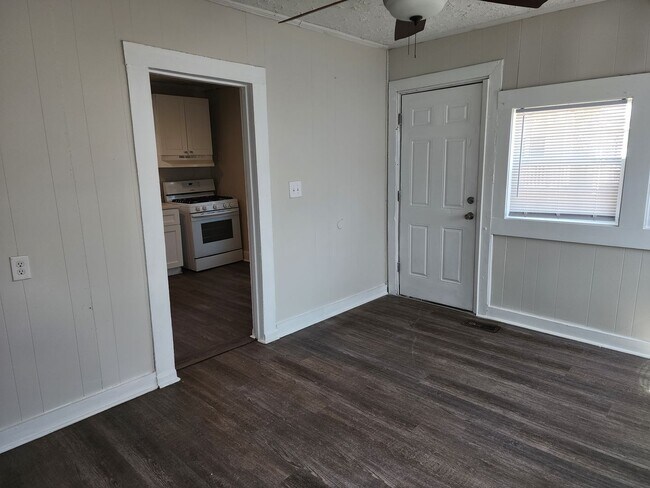 Building Photo - 1 Bedroom Duplex Apartment