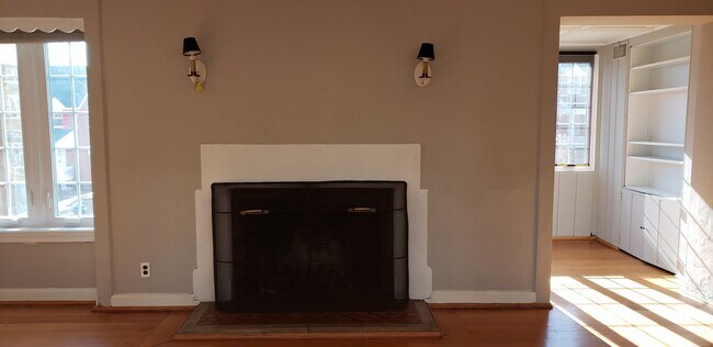 Foto del edificio - Spacious Tudor-style home in Woodridge DC convenient to Catholic U & Brookland Metro