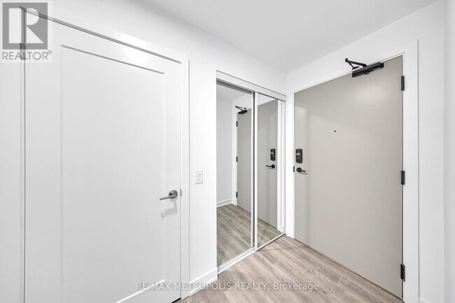 Building Photo - 5105-5105 Hurontario St