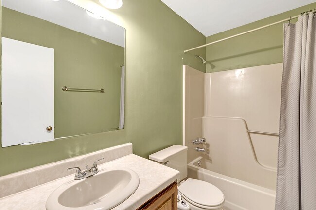 Foto del edificio - Call Sabrina Thomas at 757-767-0767 for more information