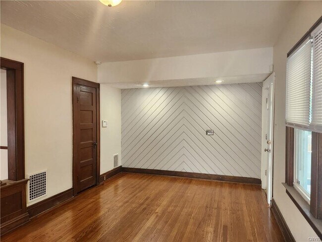 Building Photo - 708 Milton Ave