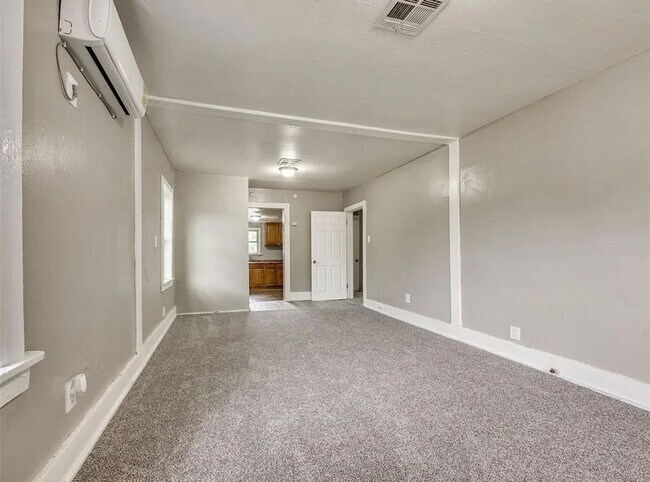 Foto del edificio - Charming Three Bedroom Home Located in OKC