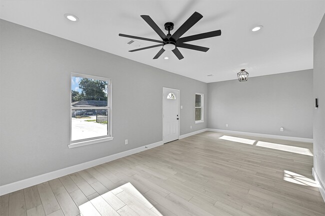 Building Photo - 12009 Meadowgreen St