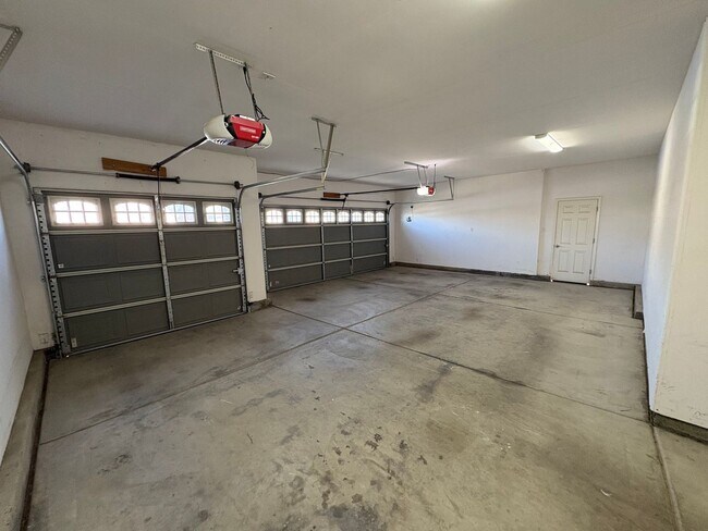 Building Photo - Corner Lot SW Visalia Home Available Now!