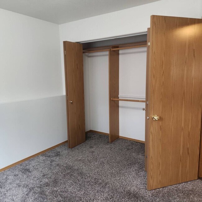 Building Photo - $1.425 | 2 Bed / 1 Bath Apartment on the N...