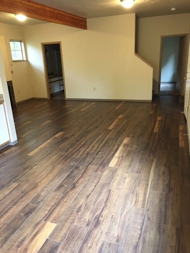 Foto del edificio - Large Campus area 4 Bed House includes W, S, G, storage unit & much more!