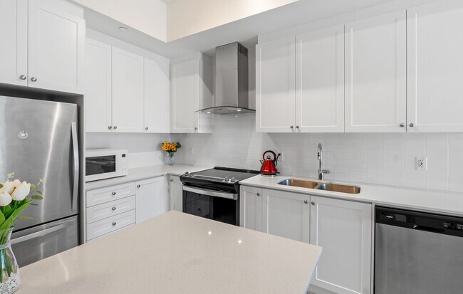 Building Photo - Modern Condo With Expansive Private Terrace!