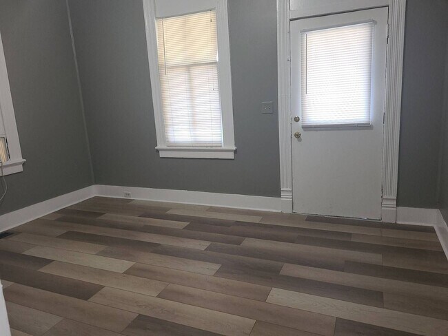 Building Photo - 1BR, 1BA Efficiency apart.