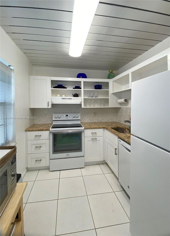 Building Photo - 3551 Inverrary Dr