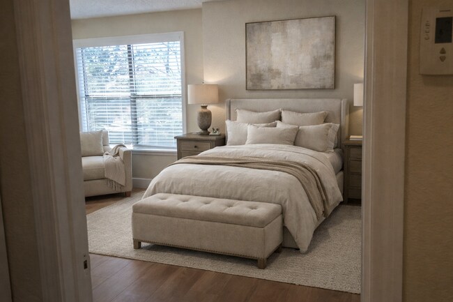 Foto del edificio - Beautiful 1/1 Wood Floor Condo for rent with Serene trees view from your screened balcony.