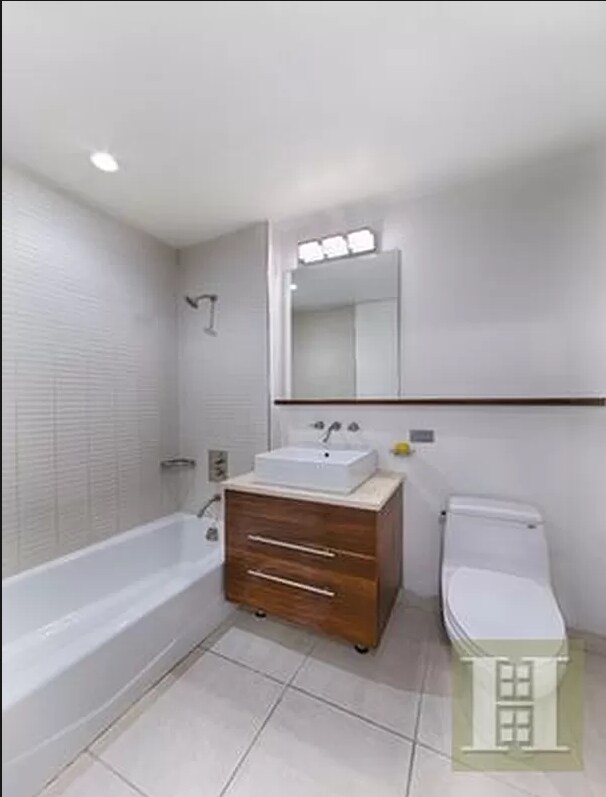 Building Photo - 225 W 60th St