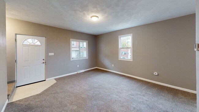 Building Photo - Renovated 2 Bed /1 Bath Single Family Home...