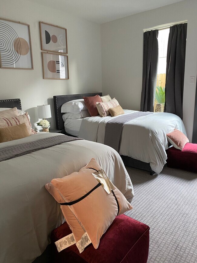 Two full size beds fully furnished with en suite bathroom - 1404 Goliad St