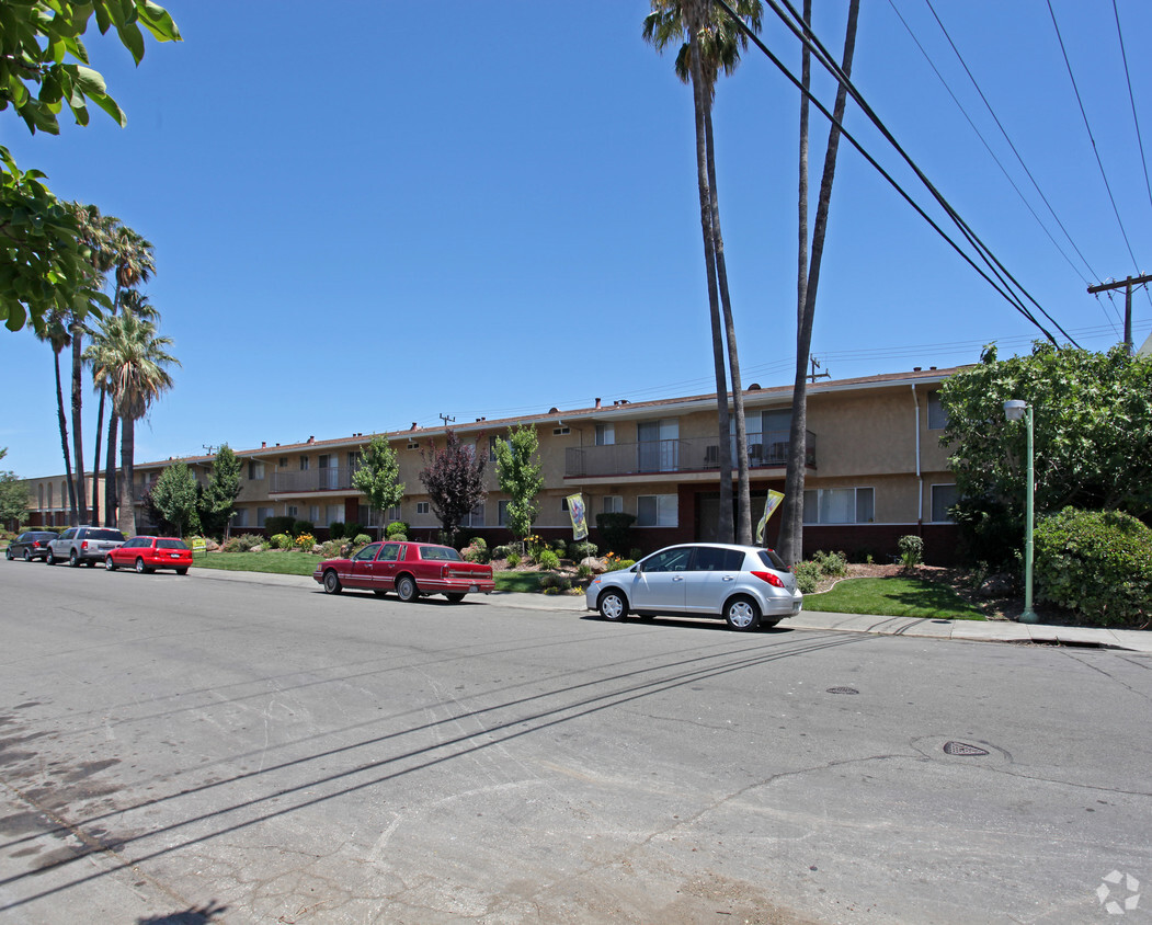 Building Photo - Elegante Apartments