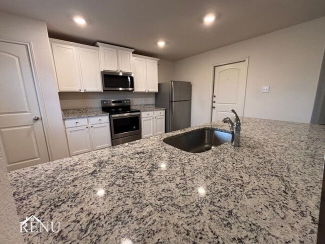 Foto del edificio - Now Available!