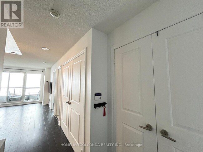 Building Photo - 2015 Sheppard Ave E