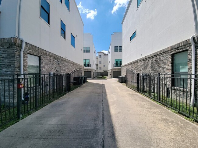 Building Photo - 5709A Larkin St