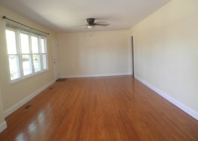 Building Photo - 824 Chambers Dr NE