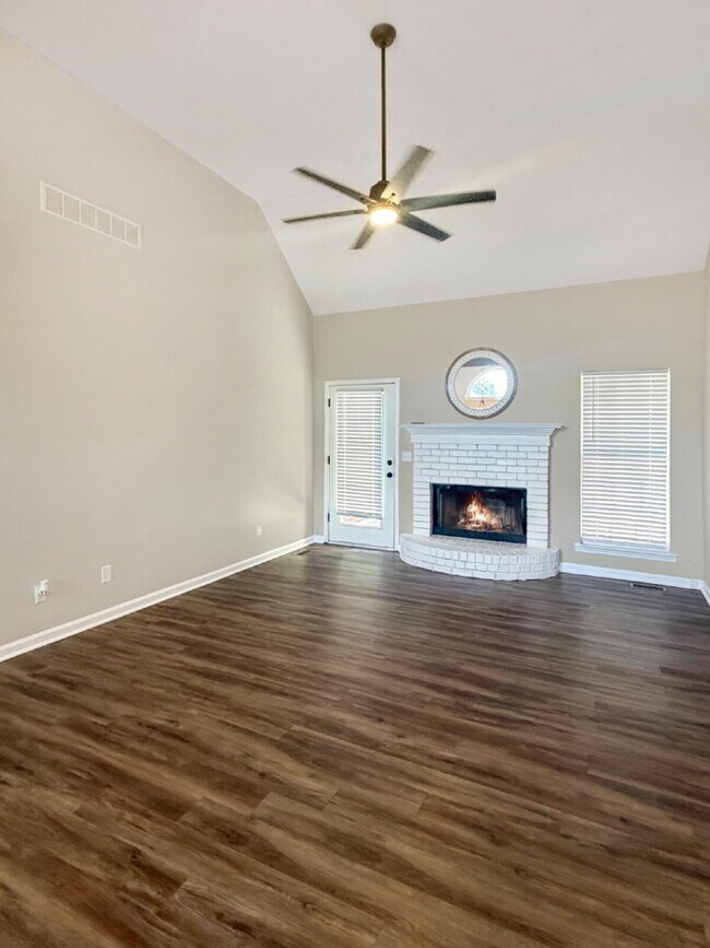 Foto del edificio - Beautifully Updated 3-Bedroom Home on 1.1 Acres in Gainesville