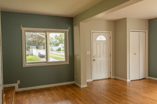 Building Photo - Spacious Single Family Home