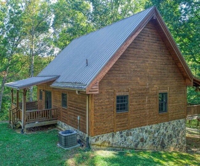 Foto del edificio - 2 Bedroom / 1 Bath Fully Furnished Cabin on 2 plus acres all utilities included - Surgoinsville TN