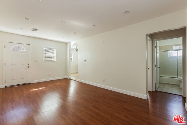 Building Photo - 1206 Beachwood Dr