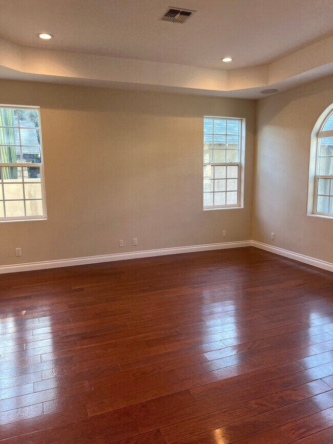 Building Photo - 2316 Maple Ave