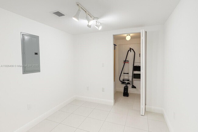 Building Photo - 350 S Miami Ave