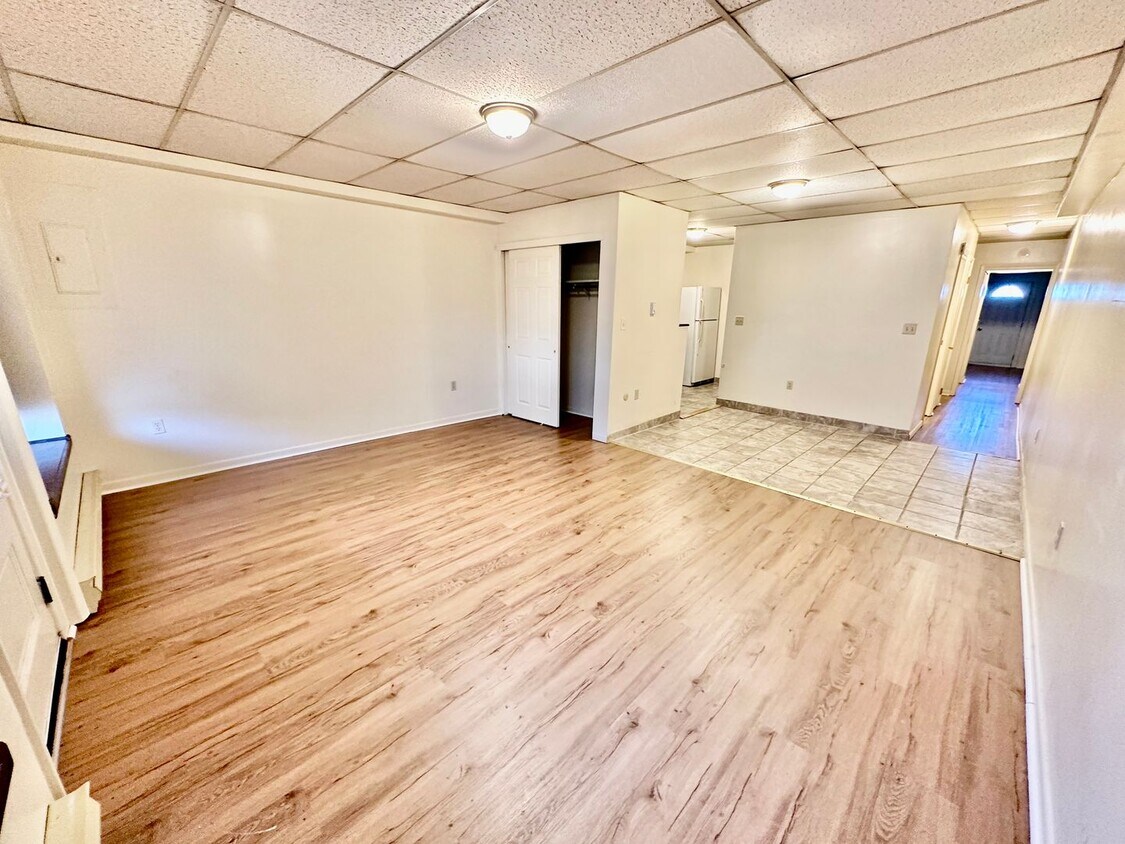 Foto principal - 8023 Main St