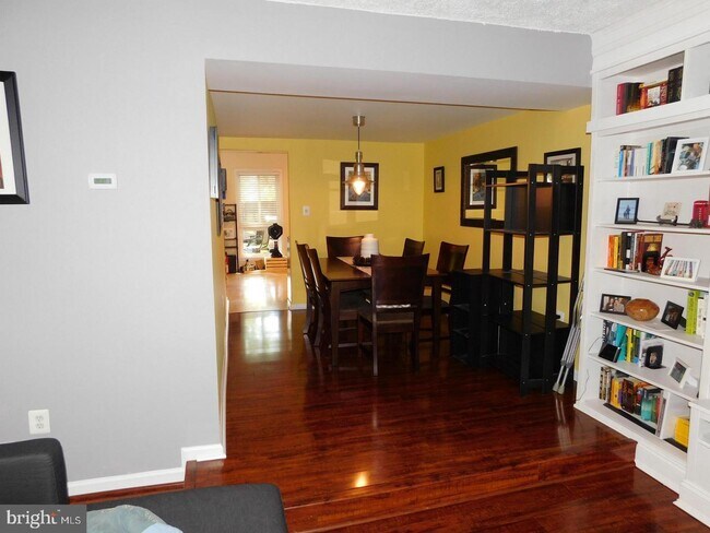 Building Photo - 221 Greenfield Ct