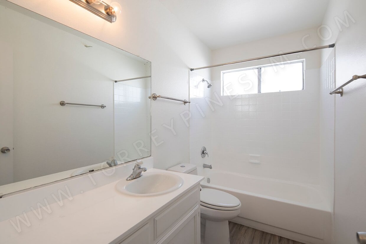 Building Photo - *MOVE-IN SPECIAL* Large 1 Bedroom in Great North Park Location with Parking!