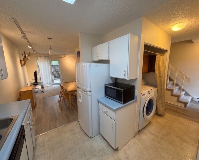 Foto del edificio - Spacious 3BR Townhome | 50 Yards to Coal Creek Trail!!