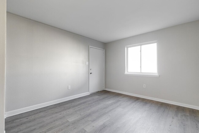 Interior Photo - 1901-1915 Whitcomb