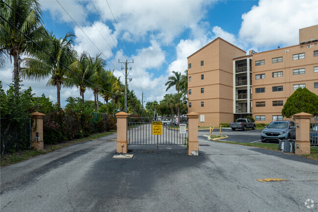 Foto del edificio - The Tennis Club II