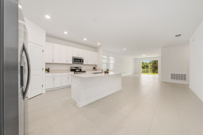 Foto del edificio - 3 Bedrrom 2 bathroom + Office-Brand-New Luxury Living in Rivington – DeBary, FL