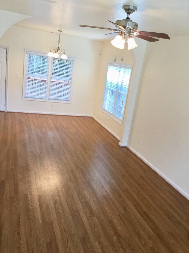 Building Photo - **AVAIL Now!  4 bed HOUSE- Granite/Stainle...