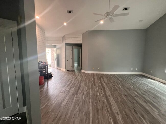 Building Photo - 319 N Cove Blvd