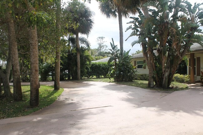 Foto del edificio - 1084 SE St Lucie Blvd