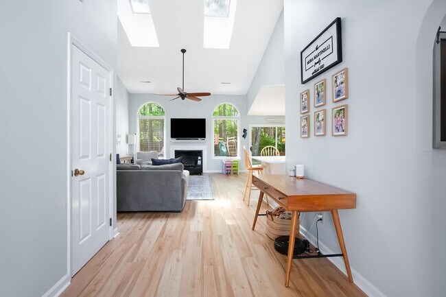 Foto del edificio - 6427 Green Arbor Ln