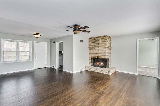 Foto del edificio - GORGEOUS 4 bedroom 2 bath Ranch!