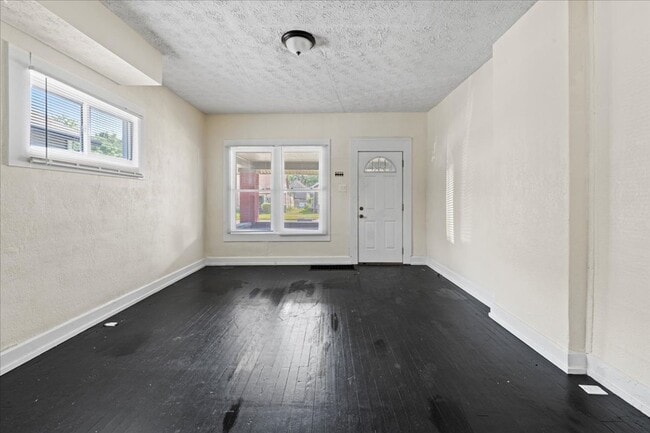 Building Photo - 1052-1052 N Warman Ave