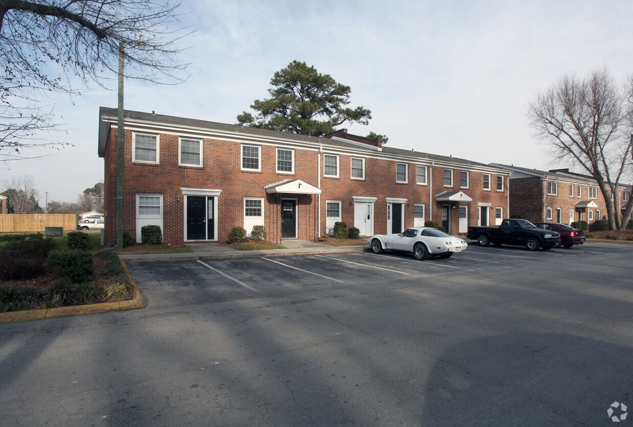 Azalea Gardens Apartments in Jacksonville, NC