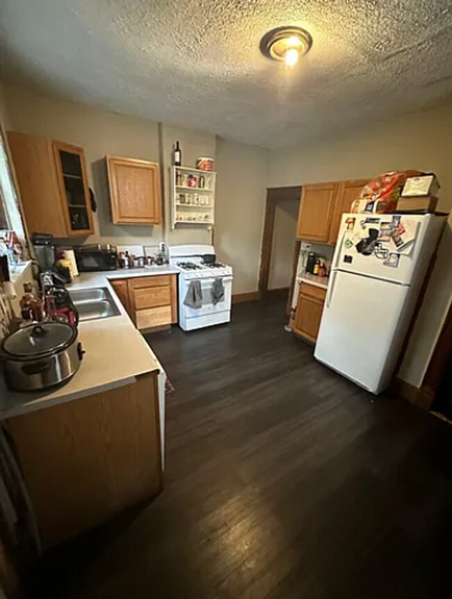 Building Photo - 5 Bedroom House Available Next to UC Campus