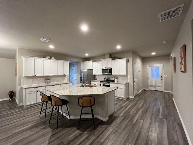 Foto del edificio - FOUR BEDROOM IN STARLIGHT ESTATES