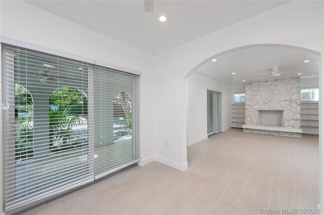 Foto del edificio - 3677 Poinciana Ave