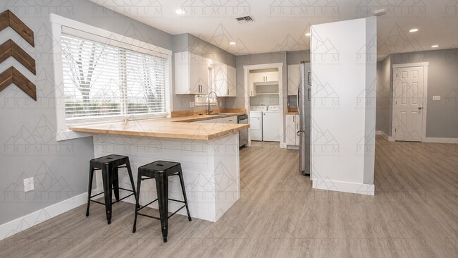 Foto del edificio - Renovated 3 bed 2 bath coming soon!
