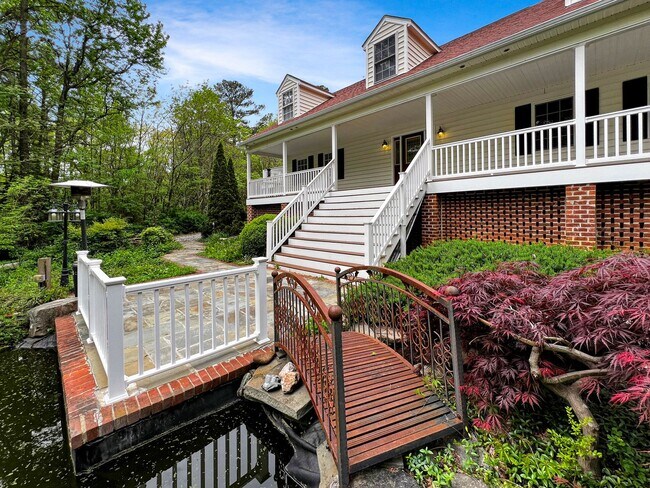 Building Photo - Secluded Elegance: Expansive 5-Bedroom Hom...