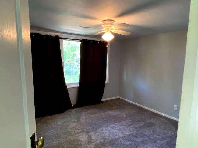 Building Photo - Nice 2 bedroom 1 Bath Upper Unit in Quiet ...
